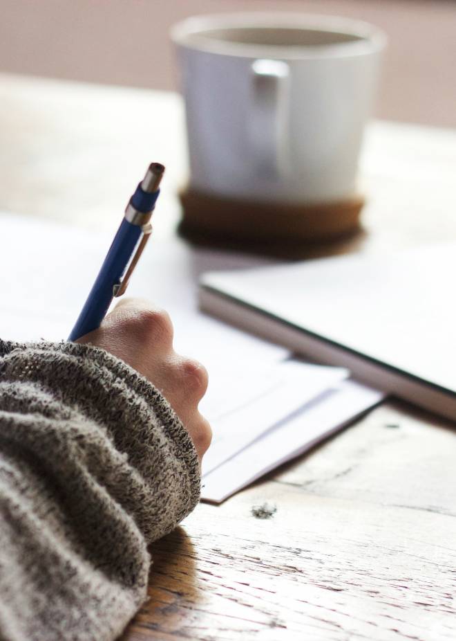 imagen persona escribiendo