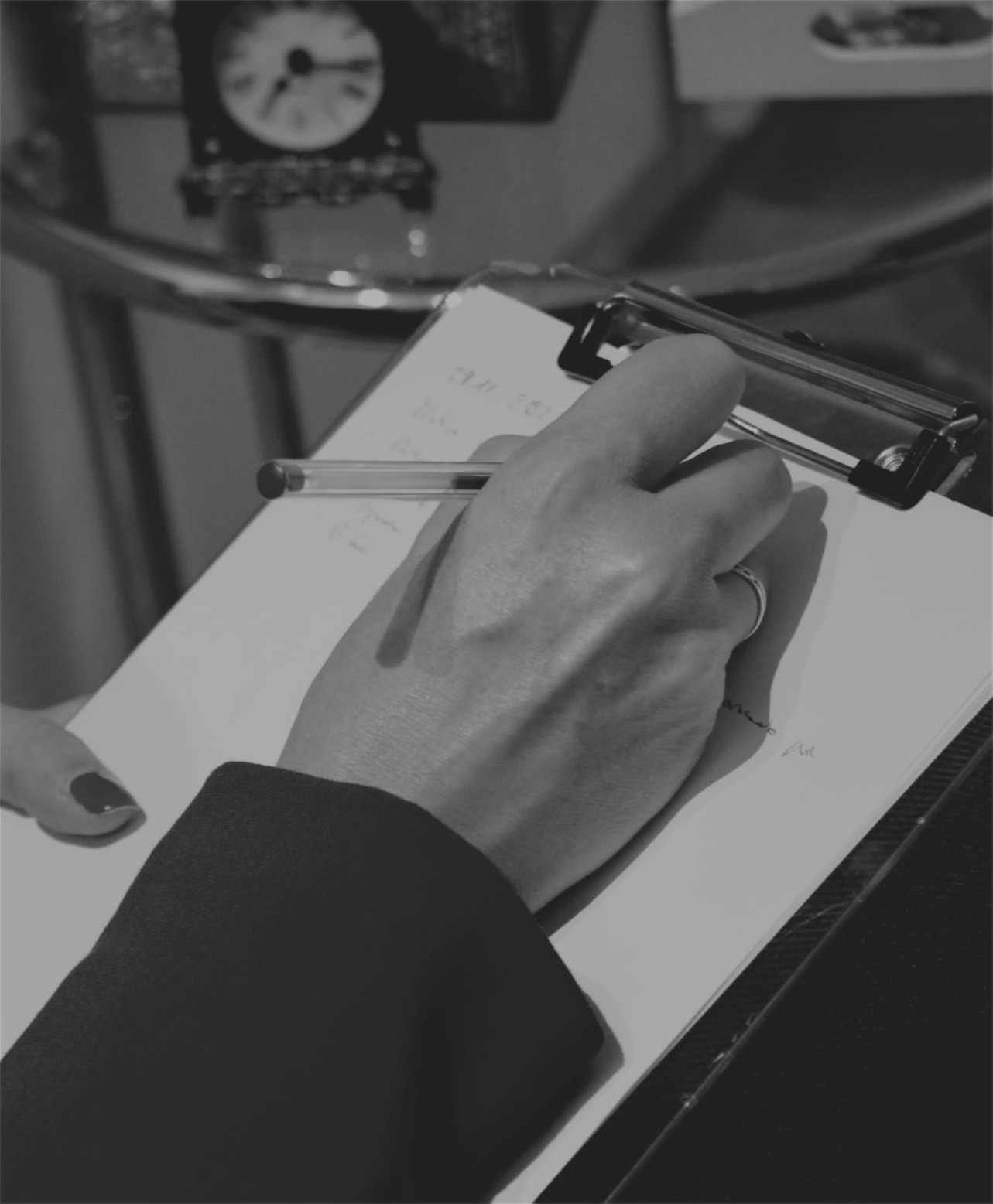 mano escribiendo en papel